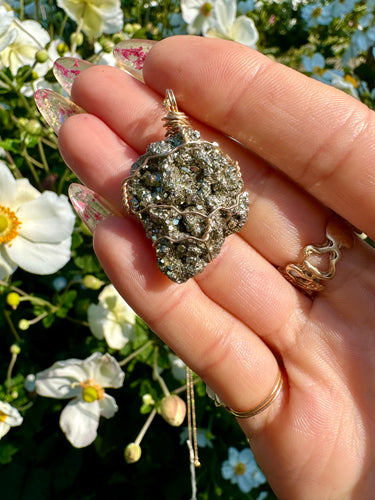 *one of one*♡ raw pyrite necklace gold