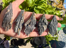 Load image into Gallery viewer, raw black kyanite