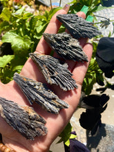 Load image into Gallery viewer, raw black kyanite