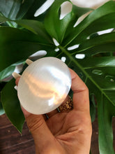 Load image into Gallery viewer, selenite crystal palm stone