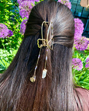 Load image into Gallery viewer, butterfly lotus drippy crystal clip