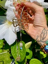 Load image into Gallery viewer, butterfly lotus drippy crystal clip