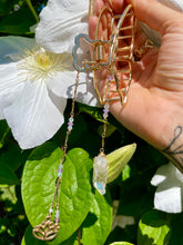 Load image into Gallery viewer, butterfly lotus drippy crystal clip